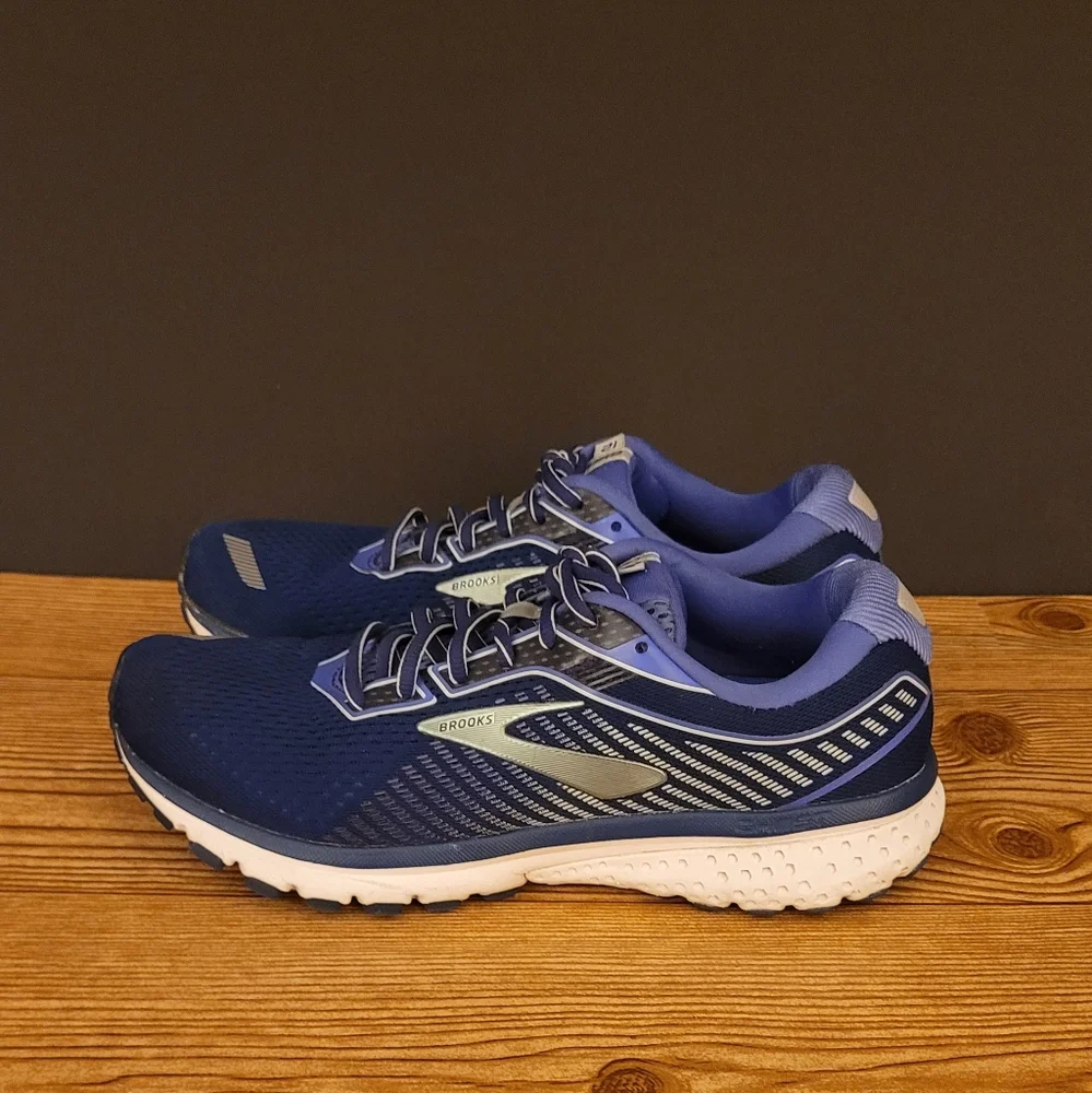 Brooks Ghost 12 running or walking shoes size 10 womens sneakers